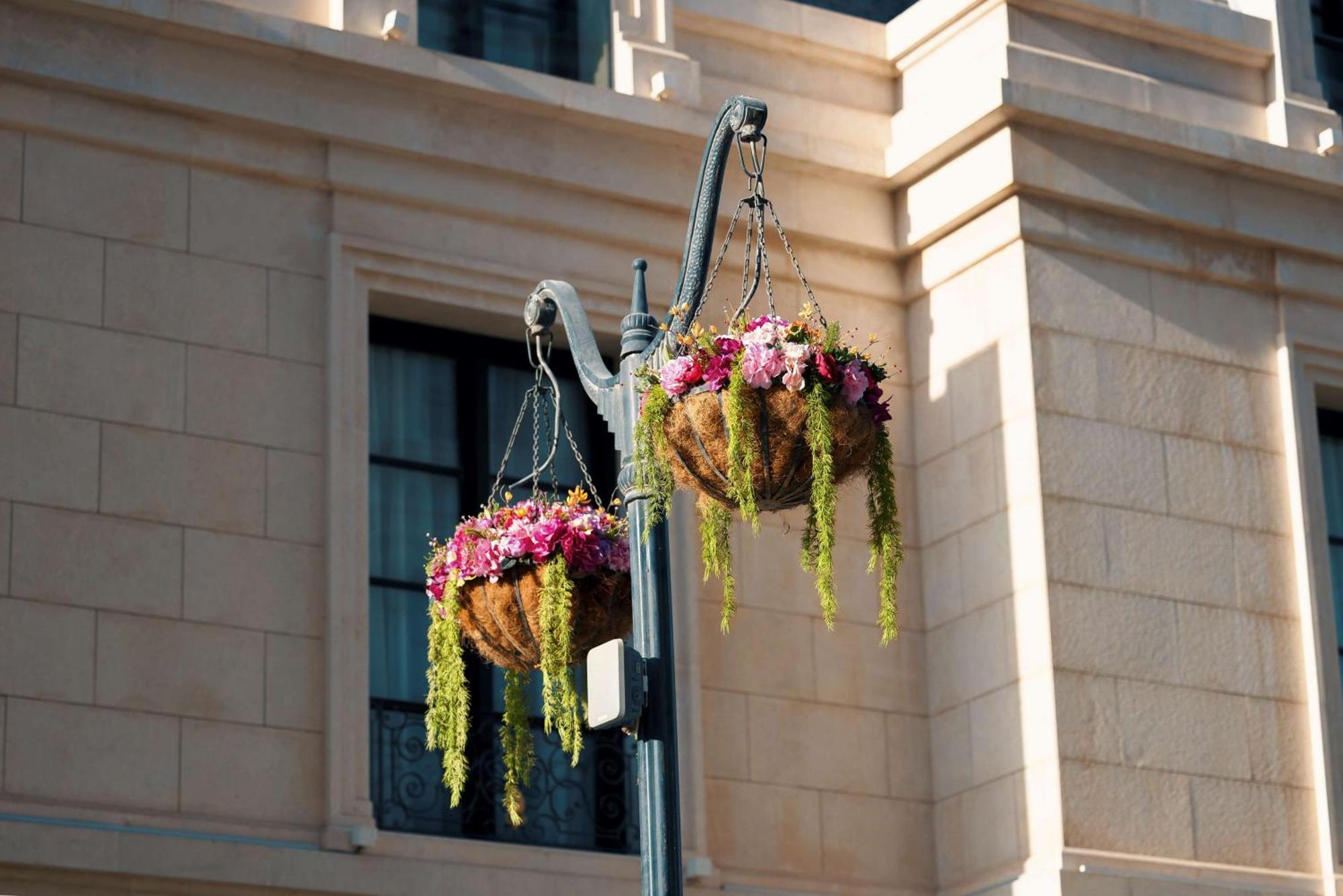 Mansard Riyadh, A Radisson Collection Hotel Exterior foto Hanging baskets in the UK